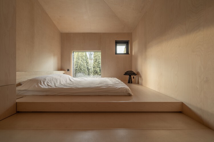 Dzen House / SHOVK - عکاسی داخلی، اتاق خواب، پنجره، تخت