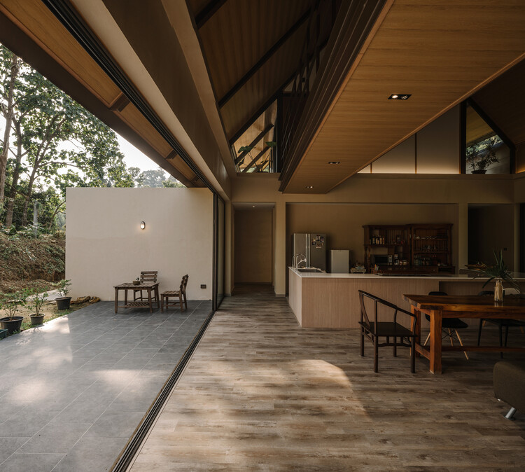 Mae Rim House / WOS Architects - عکاسی داخلی، میز، پرتو