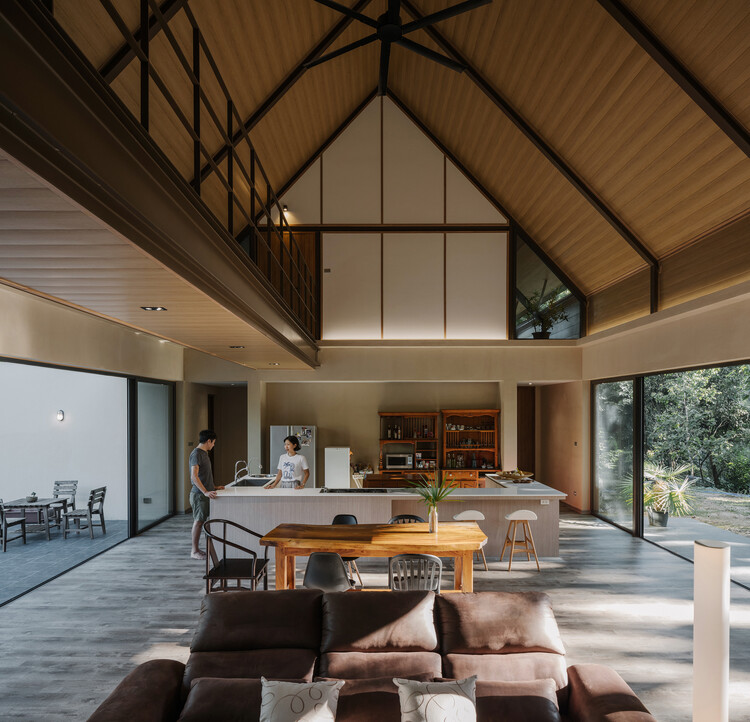 Mae Rim House / WOS Architects - عکاسی داخلی، اتاق نشیمن، میز، پنجره، تیر، صندلی