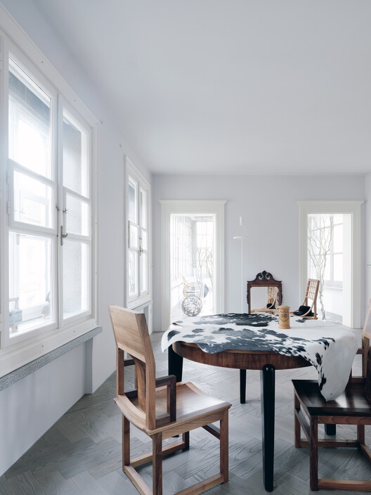 حلقه خانه / OFIS Architects - عکاسی داخلی، میز، پنجره، صندلی