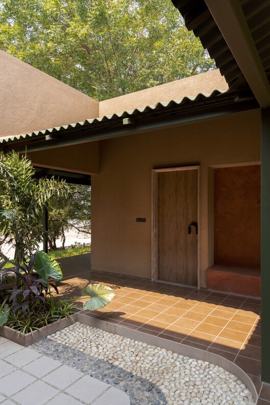 حیاط خانه کنار آب / Studio DesignSeed - عکاسی داخلی، درب، نما