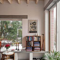 خانه برای مادربزرگ / فیلیپ لوتکن - عکاسی داخلی، میز، قفسه، پنجره