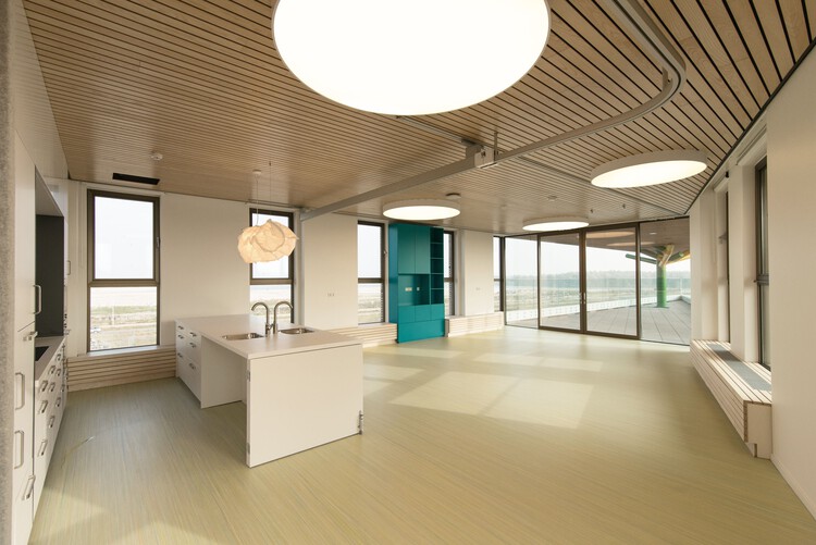 Baak 54 Apartments / Arons & Gelauff architecten - عکاسی داخلی، آشپزخانه، میز، صندلی، پنجره