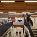 کتابخانه عمومی تورنتو - شعبه آلبرت کمپبل / شرکای معماری LGA - عکاسی داخلی، آشپزخانه، پله ها، نرده