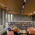 کتابخانه عمومی تورنتو - شعبه آلبرت کمپبل / شرکای معماری LGA - عکاسی داخلی، قفسه بندی، صندلی، پنجره