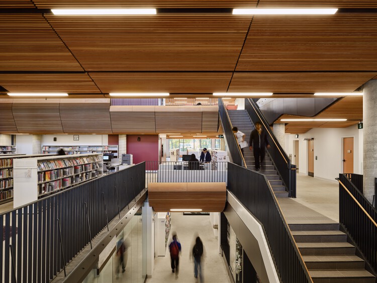 کتابخانه عمومی تورنتو - شعبه آلبرت کمپبل / شرکای معماری LGA - عکاسی داخلی، آشپزخانه، پله ها، نرده