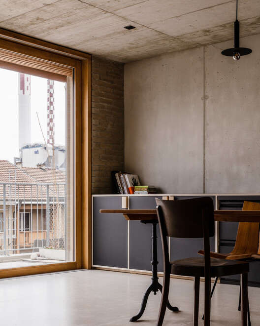 ساختمان مسکونی هری کثیف / NEUME - عکاسی داخلی، میز، صندلی، پنجره
