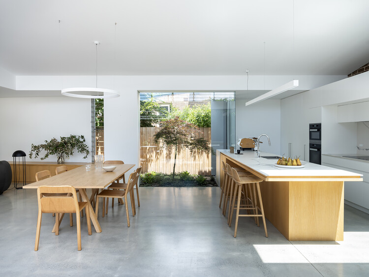 Cut and Morph House / Ahron Best Architects - عکاسی داخلی، آشپزخانه، میز، کانتر، پنجره، صندلی