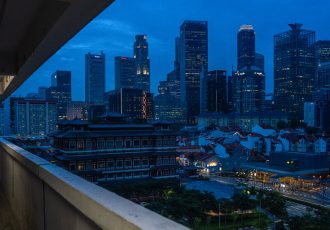 جایی که آپارتمان های مسکونی عمومی می توانند با قیمت بیش از ۱ میلیون دلار بروند سیستم مسکن عمومی سنگاپور یک موفقیت بزرگ و یک عامل کلیدی در توسعه کشور بوده است.  اما در سال‌های اخیر، افزایش قیمت‌ها سؤالاتی را در مورد مقرون به صرفه بودن ایجاد کرده است. توسط Sui-Lee Wee و Chang W. Lee