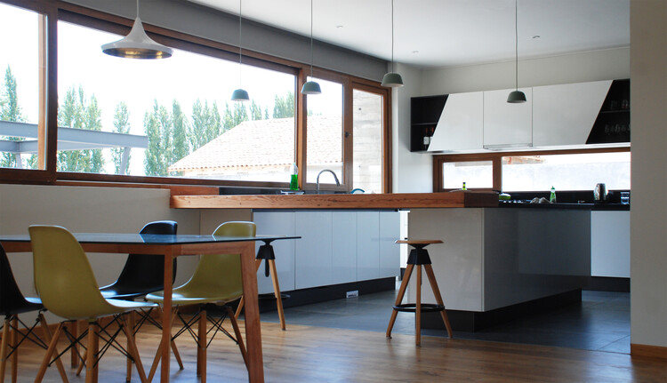 NG House / Cristobal Vial Arquitectos - عکاسی داخلی، آشپزخانه، میز، میز، پنجره، صندلی