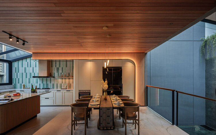 Jardin House / Patio Livit - عکاسی داخلی، اتاق غذاخوری، میز، صندلی، تیرآهن، میز