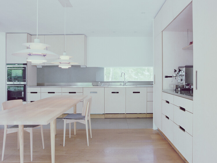 ویلا Enestigen / Jakobsson Pusterla arkitekter - عکاسی داخلی، آشپزخانه، کانتر، سینک، صندلی