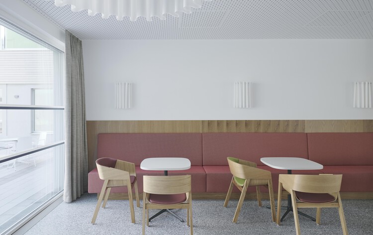 خانه بازنشستگان خواهران فرانسیسکن در وین / Schenker Salvi Weber Architekten - عکاسی داخلی، صندلی، میز، پنجره