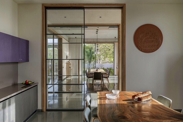 Enso Villa / The Grid Architects - عکاسی داخلی، میز، صندلی، پنجره