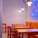رستوران Ramencraft / SOA Architekti - عکاسی داخلی، میز، صندلی