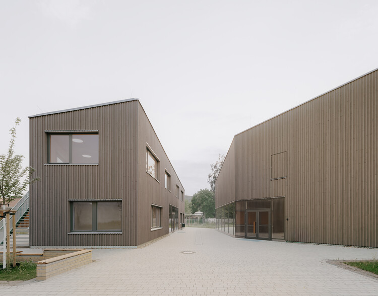 سالن چند منظوره مدرسه و ساختمان کلاس درس کارل شوبرت / معماری Kersten Kopp - تصاویر بیشتر