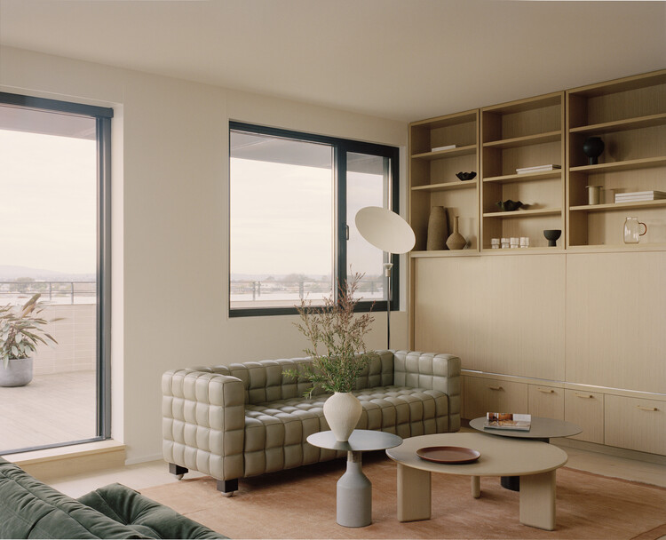 High Street Apartments / Gardiner Architects - عکاسی داخلی، اتاق نشیمن، پنجره، میز، قفسه بندی