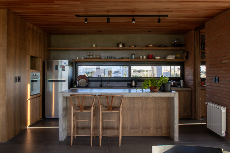 آنتونیو هاوس / سیمون آلبینا + توماس روسینی - عکاسی داخلی، آشپزخانه، میز، میز، تیر، صندلی