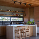 آنتونیو هاوس / سیمون آلبینا + توماس روسینی - عکاسی داخلی، آشپزخانه، میز، میز، تیرآهن، صندلی