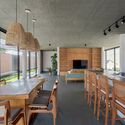Lazer House / Watanabe Arquitetura - عکاسی داخلی، میز، آشپزخانه، صندلی، کانتر، پرتو