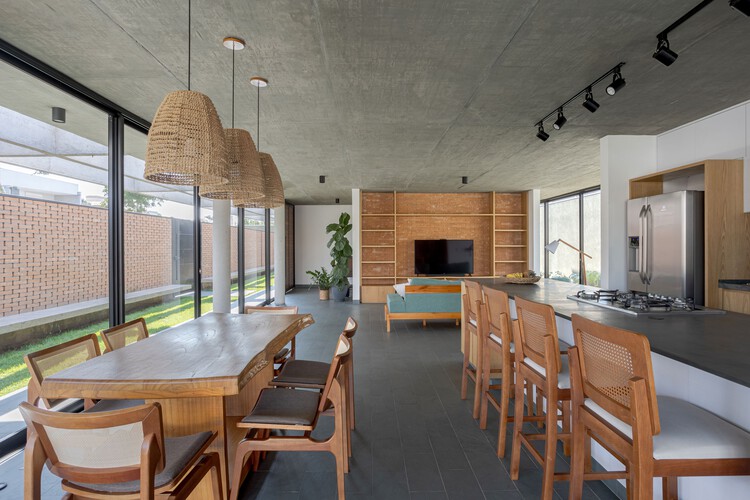 Lazer House / Watanabe Arquitetura - عکاسی داخلی، میز، آشپزخانه، صندلی، کانتر، پرتو