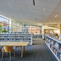 کتابخانه عمومی میفورد / شرکای معماری LGA - عکاسی داخلی، میز، قفسه بندی