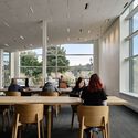 کتابخانه عمومی میفورد / شرکای معماری LGA - عکاسی داخلی، آشپزخانه، میز، پنجره، صندلی