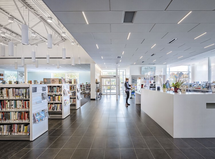 کتابخانه عمومی میفورد / شرکای معماری LGA - عکاسی داخلی، قفسه بندی