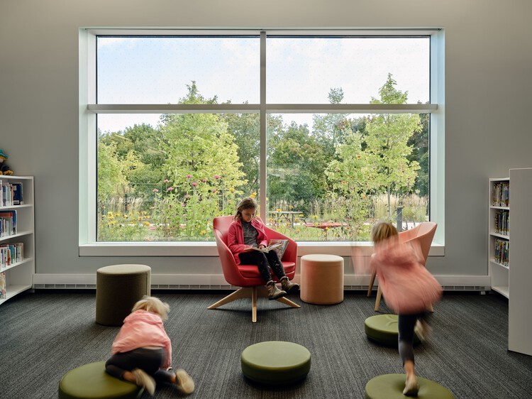 کتابخانه عمومی میفورد / شرکای معماری LGA - عکاسی داخلی، اتاق نشیمن، قفسه بندی، پنجره