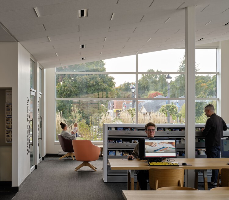 کتابخانه عمومی میفورد / شرکای معماری LGA - عکاسی داخلی، آشپزخانه، میز، قفسه بندی، صندلی