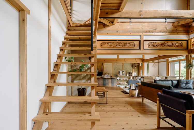 TOGO BOOKS nomadik / Coil Kazuteru Matumura Architects - عکاسی داخلی، چوب، میز، پله، تیر