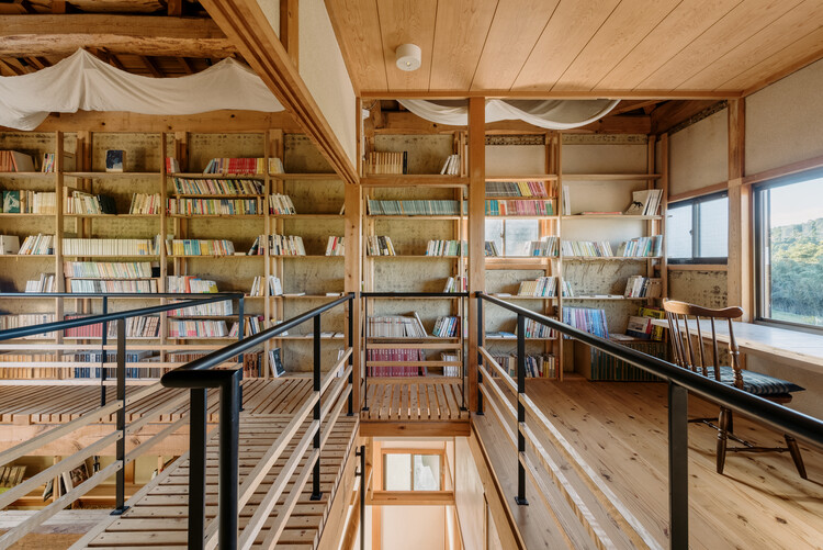 TOGO BOOKS nomadik / Coil Kazuteru Matumura Architects - عکاسی داخلی، قفسه بندی، پنجره، تیر، نرده