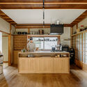 TOGO BOOKS nomadik / Coil Kazuteru Matumura Architects - عکاسی داخلی، آشپزخانه، کانتر، قفسه بندی، سینک، تیر