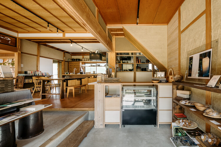 TOGO BOOKS nomadik / Coil Kazuteru Matumura Architects - عکاسی داخلی، آشپزخانه، کانتر، تیر