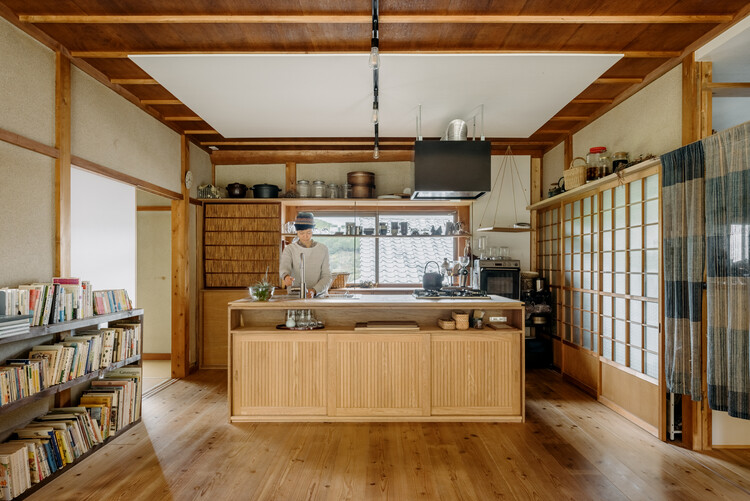 TOGO BOOKS nomadik / Coil Kazuteru Matumura Architects - عکاسی داخلی، آشپزخانه، کانتر، قفسه بندی، سینک، تیر