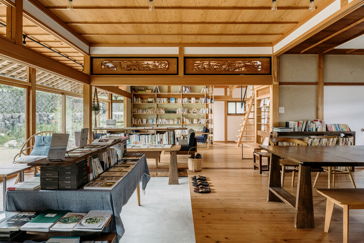 TOGO BOOKS nomadik / Coil Kazuteru Matumura Architects - عکاسی داخلی، میز، قفسه بندی، پنجره، تیر
