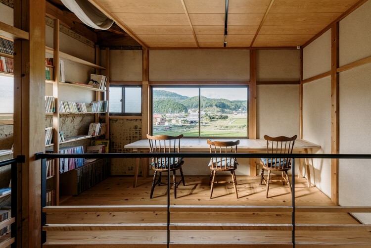 TOGO BOOKS nomadik / Coil Kazuteru Matumura Architects - عکاسی داخلی، اتاق غذاخوری، میز، پنجره، تیر، صندلی