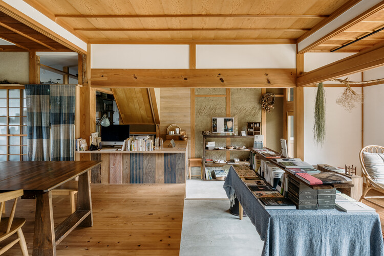 TOGO BOOKS nomadik / Coil Kazuteru Matumura Architects - عکاسی داخلی، آشپزخانه، میز، صندلی، تیر