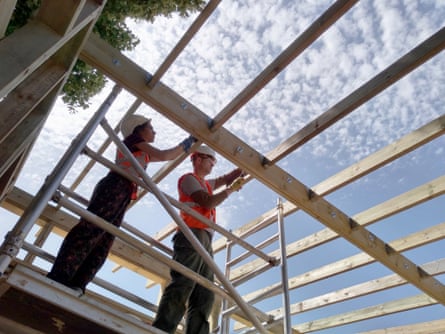 بالا بردن سقف … ساکنان و داوطلبان در طول ساخت.