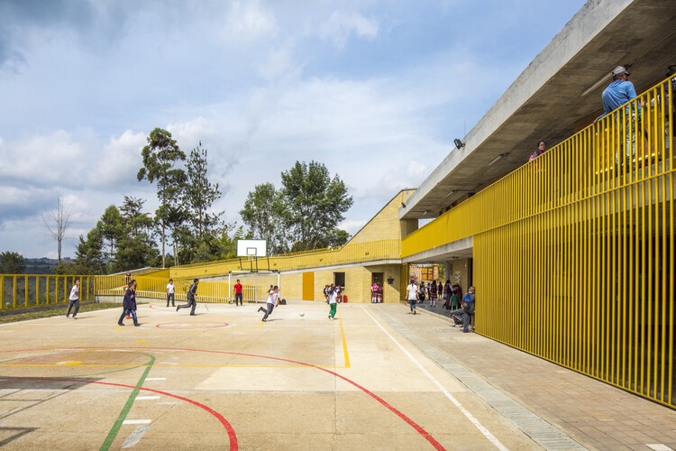 معماری آموزشی برای جامعه: کاوش در آثار معماران Plan:b در کلمبیا - تصویر 10 از 27