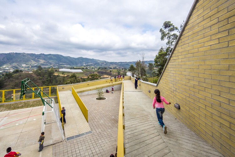 معماری آموزشی برای جامعه: کاوش در آثار معماران Plan:b در کلمبیا - تصویر 2 از 27