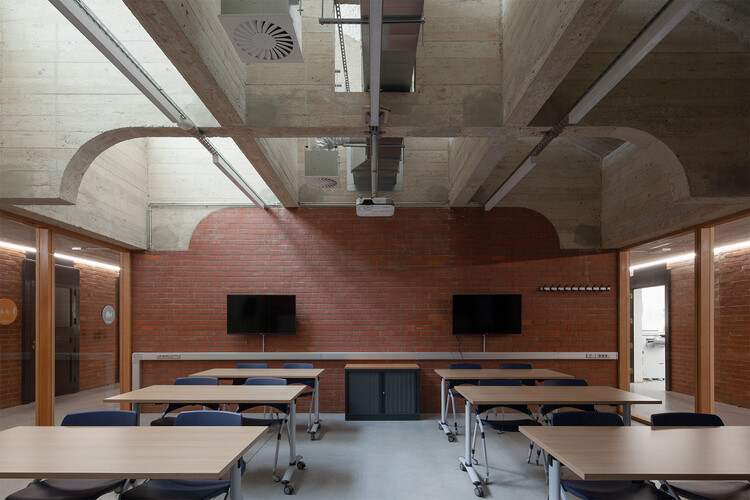 مرکز آموزشی CPFB / مجمع الجزایر - عکاسی داخلی، میز، نورپردازی، صندلی، پنجره