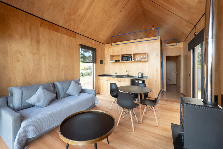 پناهگاه Pura Vida / Heron Estudio - عکاسی داخلی، اتاق نشیمن، مبل، میز، چوب، نورپردازی، صندلی