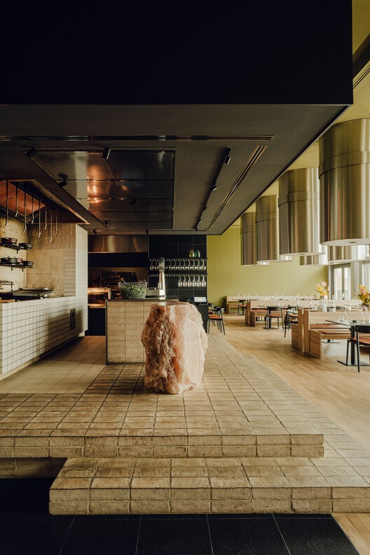رستوران Beefclub 'Fire and Salt' / Ester Bruzkus Architects - تصویر 3 از 25