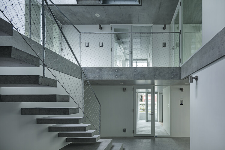 مجتمع آپارتمانی هیگاشی تاماگاوا / معماران Tomoyuki Kurokawa - عکاسی داخلی، پله ها، نرده