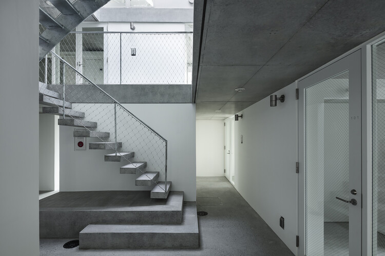 مجتمع آپارتمانی هیگاشی تاماگاوا / معماران Tomoyuki Kurokawa - عکاسی داخلی، پله ها، نرده
