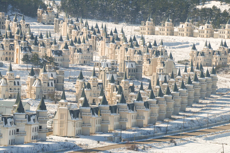 Disneyland Dystopian: The Story Behind Turkey's Castle Ghost Town - تصویر 2 از 7