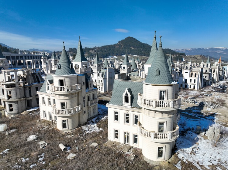 Disneyland Dystopian: The Story Behind Turkey's Castle Ghost Town - تصویر 7 از 7