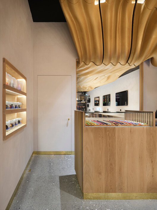 کارگاه و فضای خرده فروشی شکلات های رومیزی آبی / Arch&Type - تصویر 8 از 14