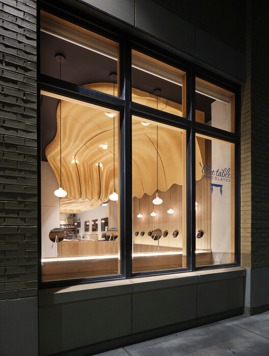کارگاه و فضای خرده فروشی شکلات های رومیزی آبی / Arch&Type - تصویر 7 از 14
